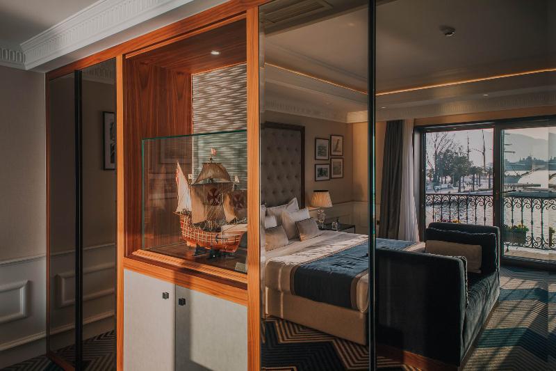 Boutique Hotel La Roche Tivat Exterior photo